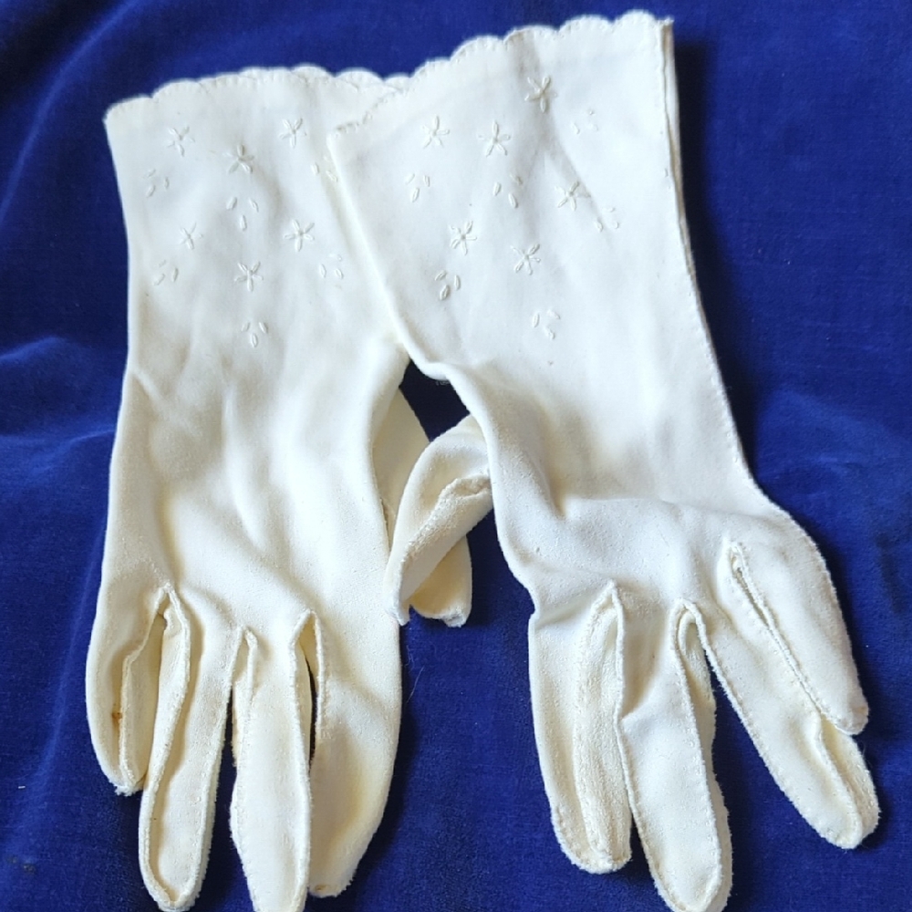 Vintage, Elegant White Embroidered Gloves